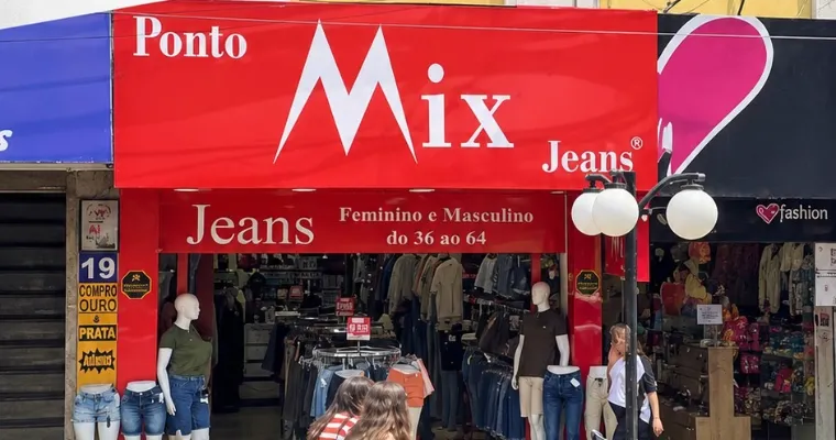 Fachada vermelha da Ponto Mix Jeans no Calçadão