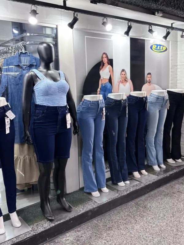 Manequins com calças jeans femininas na vitrine