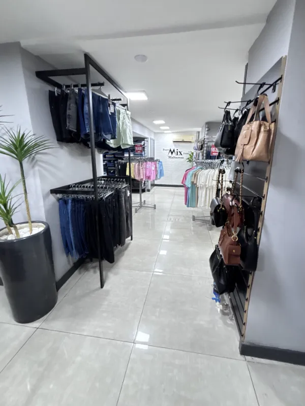 Interior da loja feminina da Galeria APM
