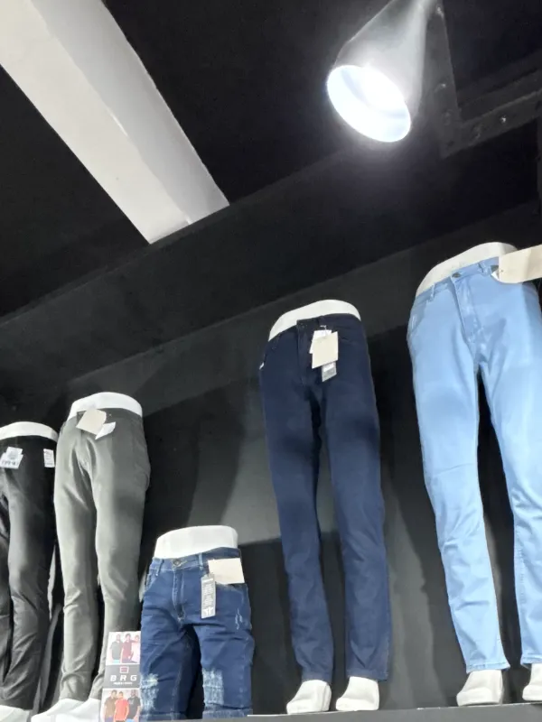 Calças jeans masculinas expostas